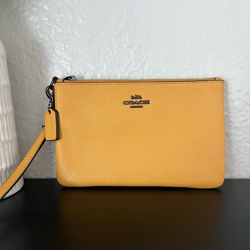 ✨NWOT - Coach Pebbled Leather Small Wristlet in Honeycomb✨ - Picture 4 of 9